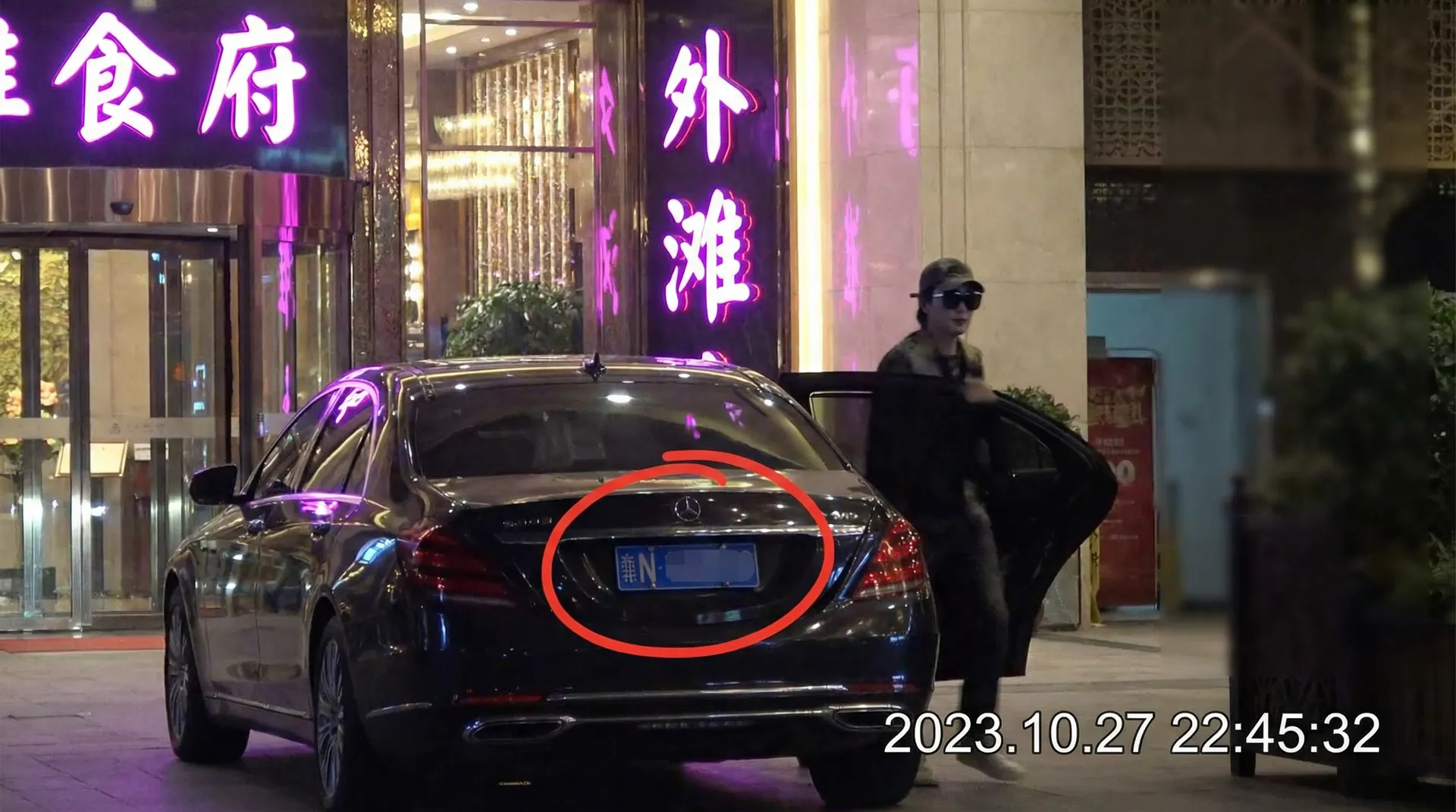 黑料社-真实可靠黑料社吃瓜爆料_黑料社资源站 - 豪车餐厅外被拍